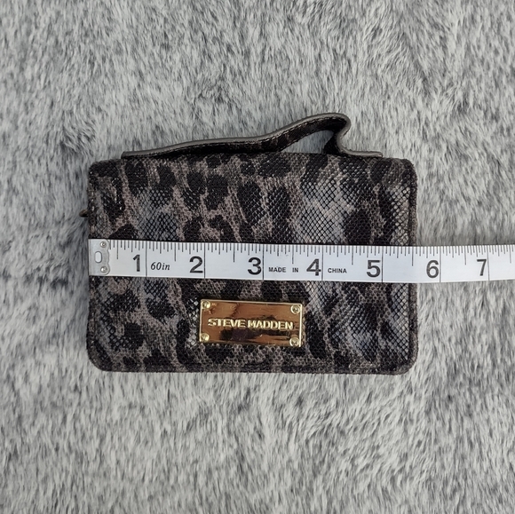 𝅺Steve Madden Animal Print Phone & Card Wallet - Picture 7 of 9